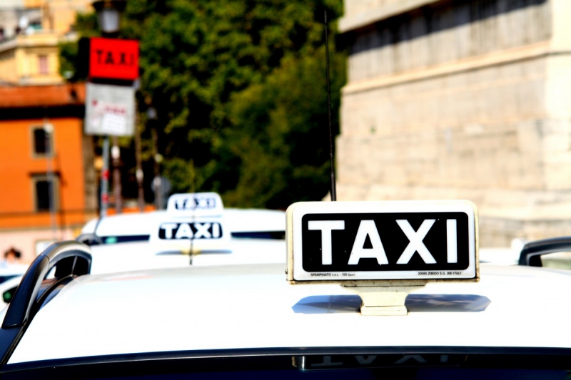 taxis-BEUIL-min_taxi_auto_rome_road_white-1051610